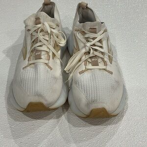 Brooks women’s glycerin Stealthfit 20 running White Athletic Sneakers 8.5